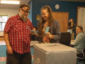 Town mayor re-elected in landslide